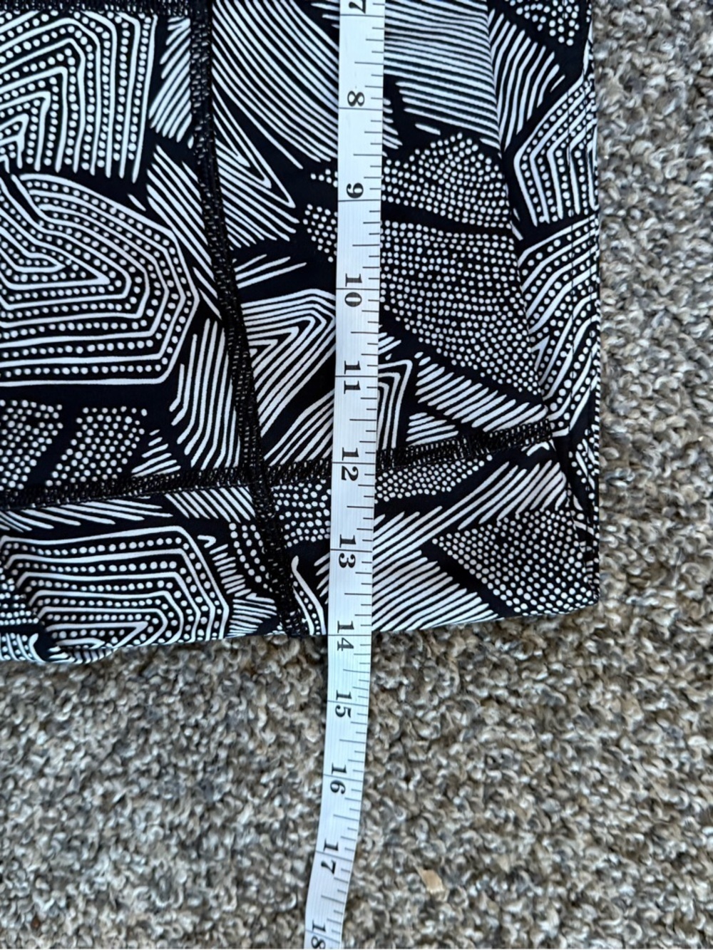 lululemon athletica Black & White Abstract Print Leggings - Picture 4 of 5